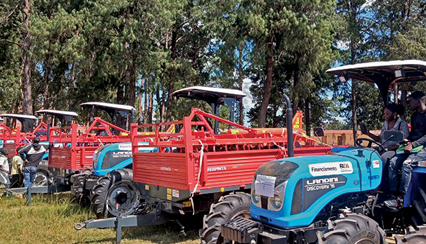 Cooperativas Agrícolas foram contempladas com 22 tractores pelo FADA